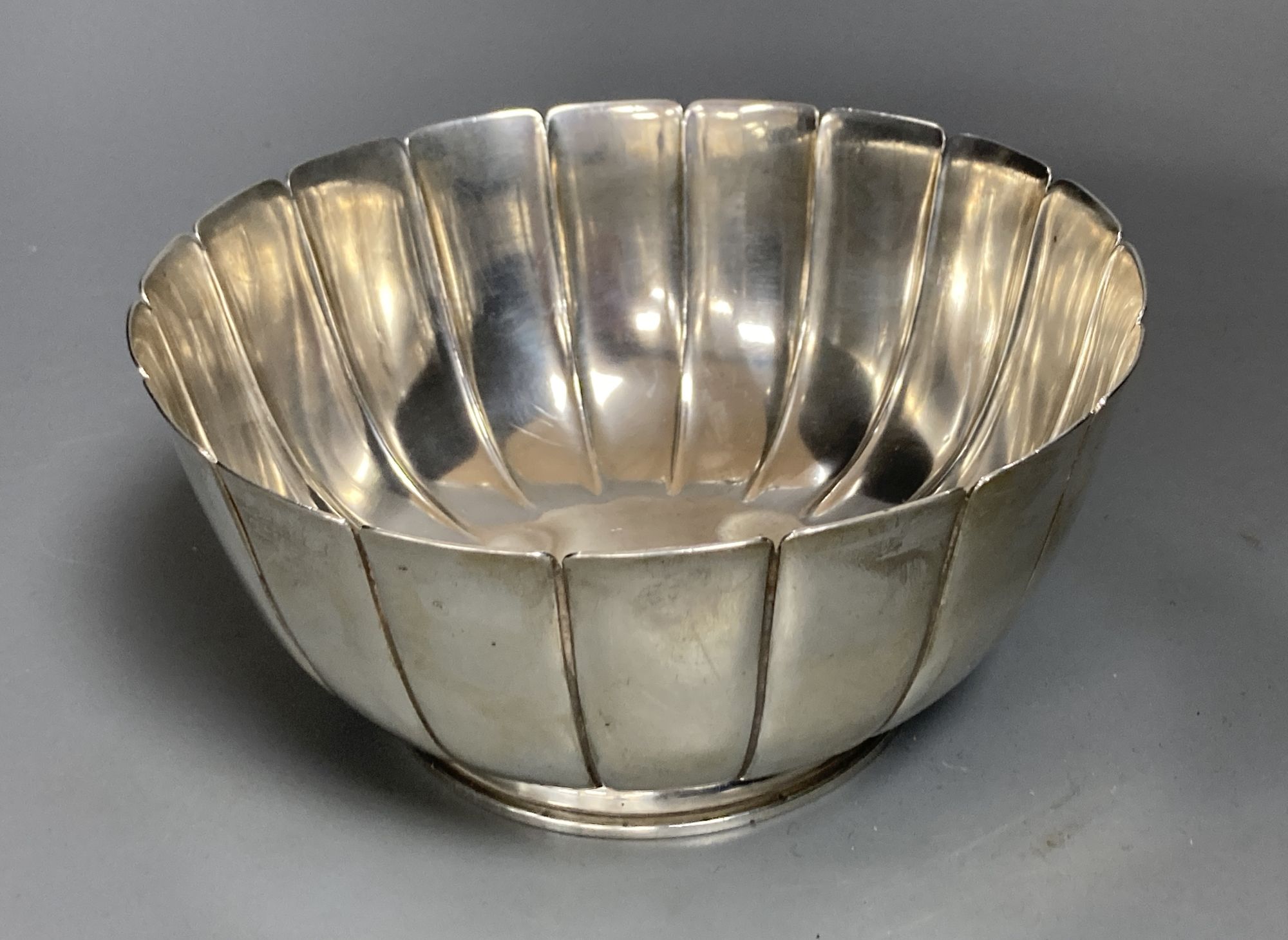 A 1960's fluted silver bowl, Henry Clifford Davis, Birmingham, 1960, diameter 16.4cm